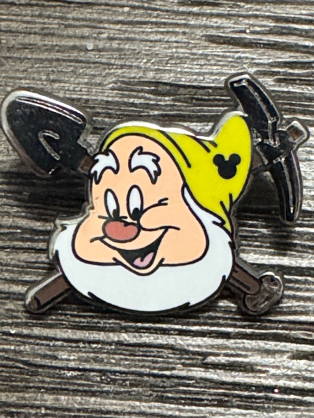 5/$25 Snow White & the 7 Dwarfs Happy Pin